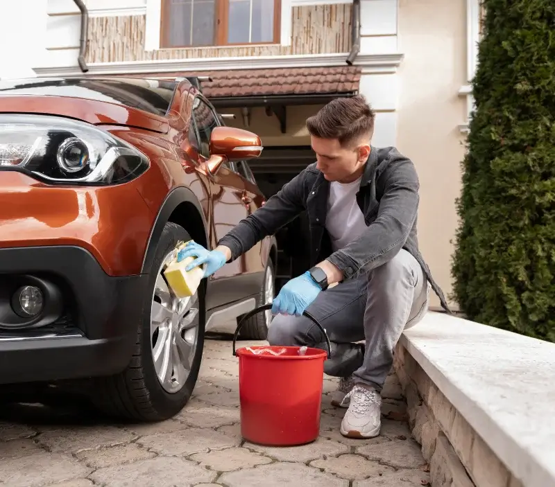 Lavage auto à domicile Petit-Auverné : professionnel intervenant sur un véhicule